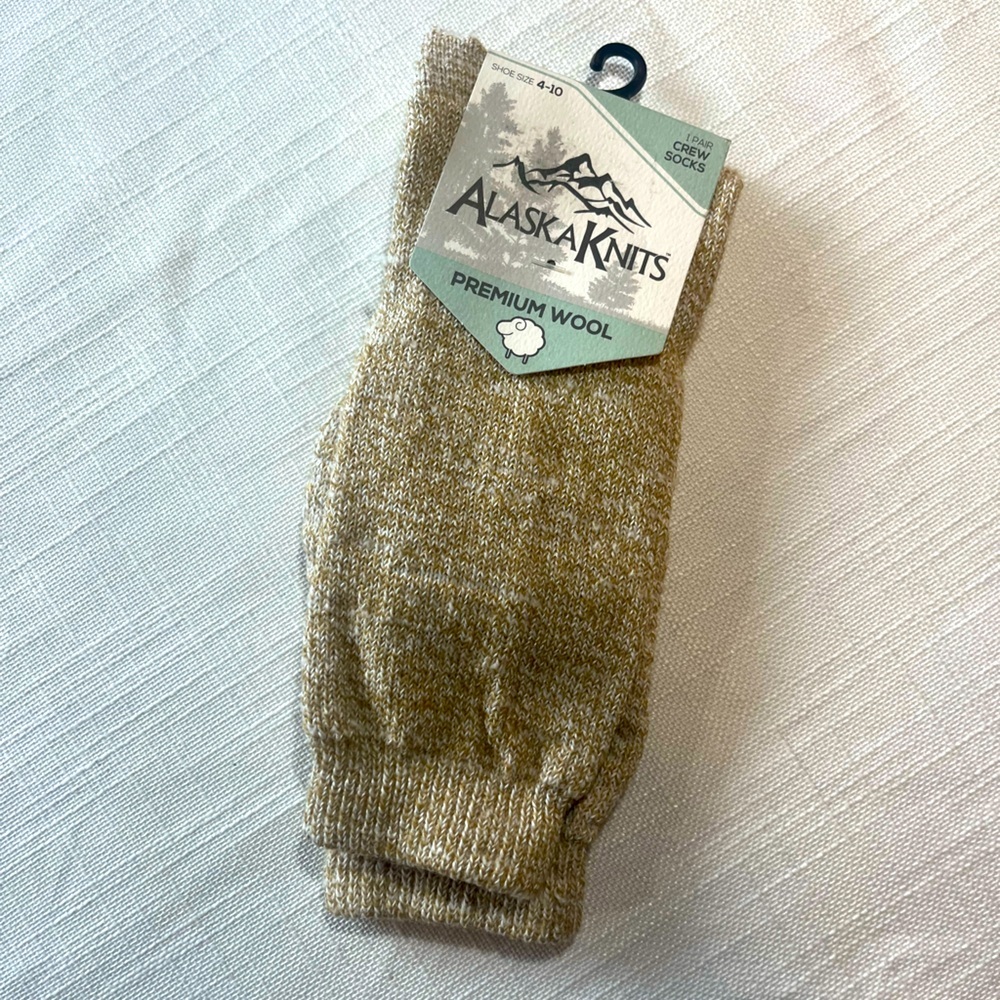 NWT Khaki Alaska Knits Women's Lightweight Wool Blend Crew Socks - SZ 4-10